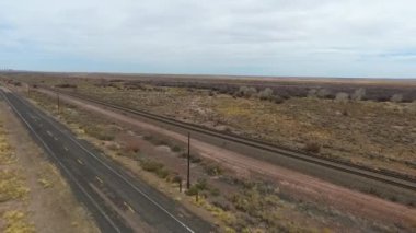 Arizona 'daki 66 numaralı otoyol boyunca İHA' nın videosu.