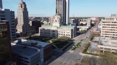 Fort Wayne, Indiana Adliyesi, İlkbaharda lale bahçeli.