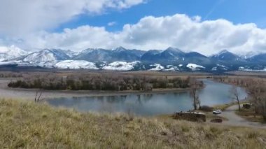 Wyoming 'in sersemletici karlı dağlarının çöl tarlalarındaki videosu.