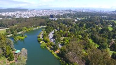 Şehir merkezindeki San Francisco Golden Gate Parkı üzerindeki Aerial videosu.