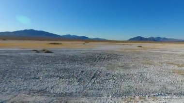 Ölüm Vadisi Dağları 'ndaki beyaz kumdan geçen Panning' in videosu.