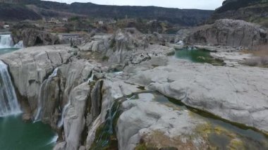 Bahar boyunca Idaho 'da Shoshone Şelalesi' nin Pan videosu