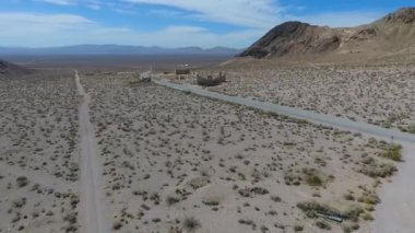 Rhyolite Hayalet Kasabası 'nın ana yolunun videosu.