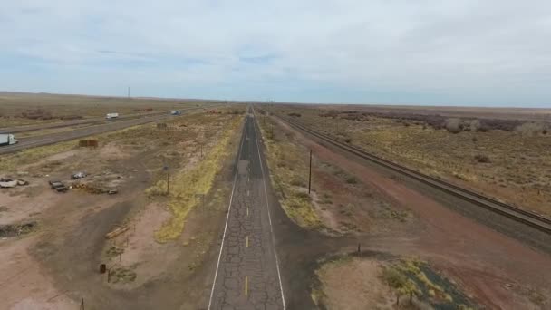 アリゾナ州の象徴的なルート66高速道路上の航空のビデオ — ストック動画
