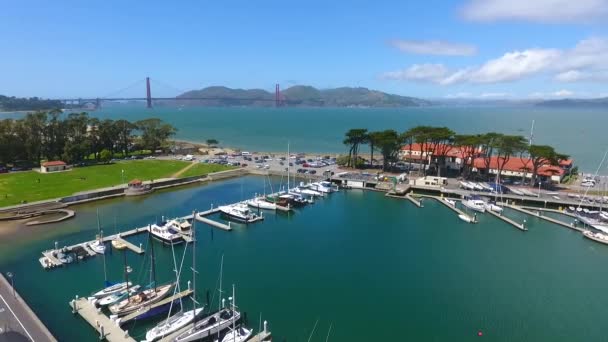 Videó Légi Serpenyő Felett Kikötő San Francisco Golden Gate Távolban — Stock videók