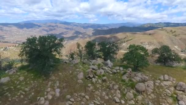Video Von Kaliforniens Grünen Hügeln Die Endlos Die Ferne Rücken — Stockvideo