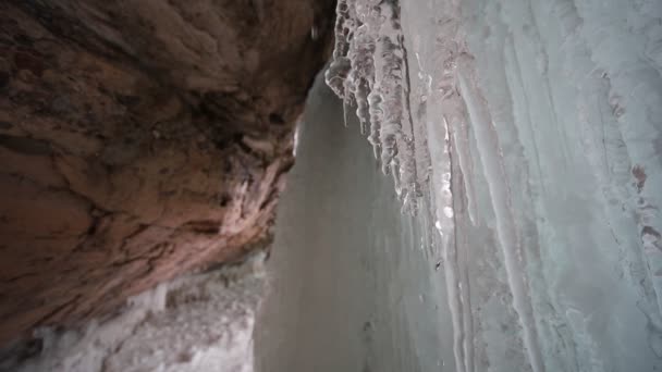 Vídeo Água Gotejando Fora Icicles Caverna Gelo — Vídeo de Stock