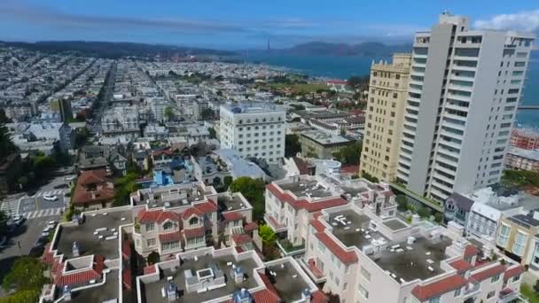 Video Aerial Kota San Francisco Dengan Golden Gate Bridge Kejauhan — Stok Video