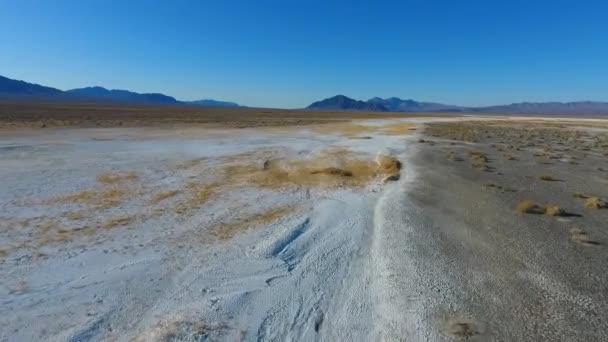 砂漠のビデオは遠くの山々と白と黒の砂で分けられます — ストック動画
