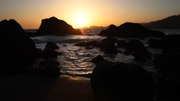 Video Sunset Beach Waves Crashing Rocks Water — Stock Video