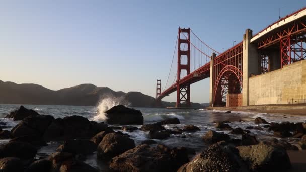 Videó Golden Gate Hídról Naplemente Közelében Ahogy Óceán Hullámai Szikláknak — Stock videók