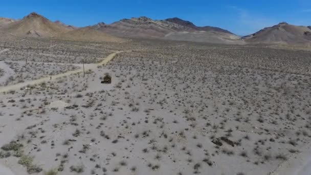 一つの構造と空の砂漠平野を持つデスバレーの山の空中のビデオ — ストック動画