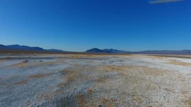 山々に向かって見事な白い砂漠の砂の風景を飛んでのビデオ — ストック動画