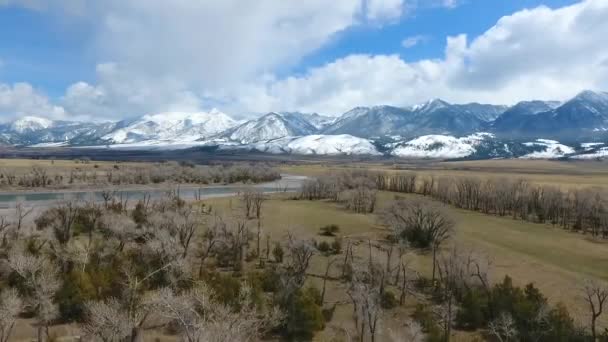 Wyoming Deki Çöl Ovalarının Arka Planındaki Karla Kaplı Dağların Videosu — Stok video