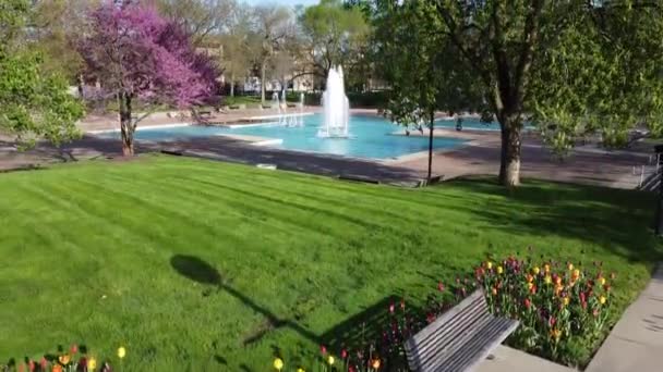 春の間のインディアナ州フォートウェインのチューリップ庭園とダウンタウンの裁判所の空中ビデオ — ストック動画