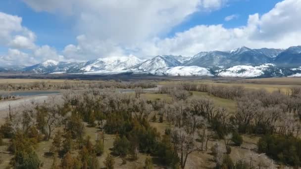 Vidéo Survoler Les Plaines Désertiques Vers Superbes Montagnes Enneigées — Video