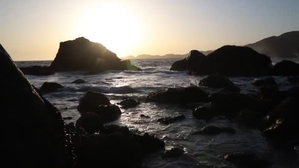 Видео Закат Океанском Пляже Прибрежными Скалами Волнами Обрушивающимися — стоковое видео