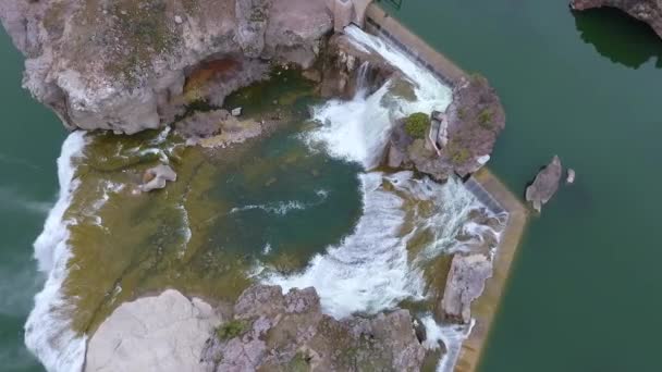春のアイダホ州のショショーニ滝のダムを見下ろすビデオ — ストック動画