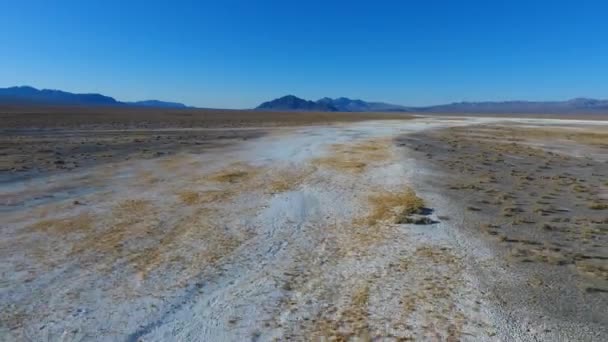 Video Volare Lungo Dividersi Nel Deserto Con Sabbie Bianche Nere — Video Stock