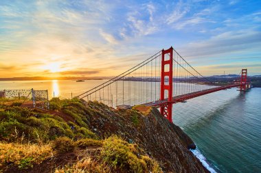 Kaliforniya 'daki Golden Gate Köprüsünde Gündoğumu