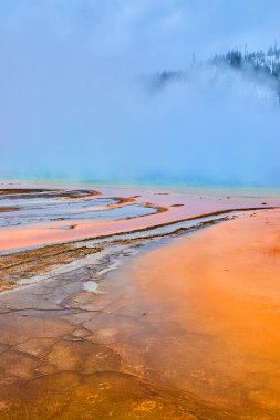 Yellowstone 'un şehvetli Büyük Prismatik Baharı' nın önündeki Turuncu Renklerin Görüntüsü