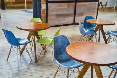 Paylaşılan ofis masa oturma alanının resmi