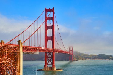 Kaliforniya 'daki Kızıl Altın Kapı Köprüsü' nün canlı sisli sabahtaki görüntüsü