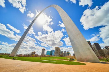 Gökyüzü ve güneşle St. Louis Kapısı Kemeri 'nin altında görülen Skyline görüntüsü