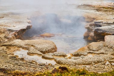 Baharda Yellowstone 'daki Buharlı Havuz