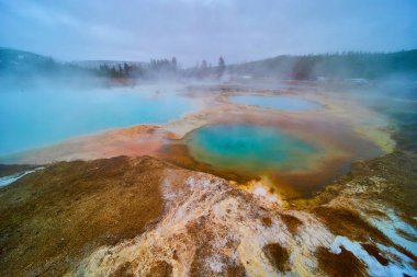 Yellowstone 'daki şaşırtıcı sülfürik ve alkali havuzların resmi
