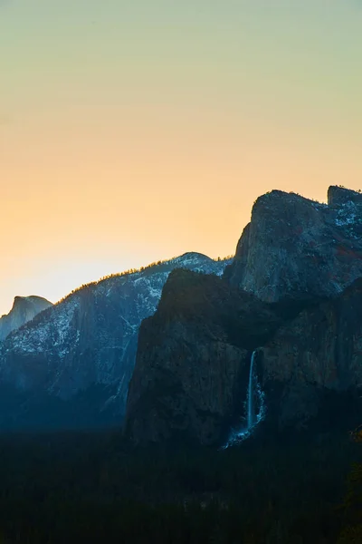 Bild Der Silhouette Der Bridalveil Falls Der Morgendämmerung Yosemite — Stockfoto