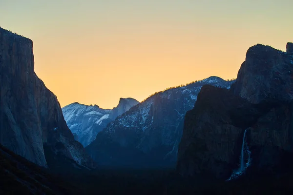 Imagem Silhuetas Nascer Sol Yosemite Tunnel View Com Bridalveil Falls — Fotografia de Stock