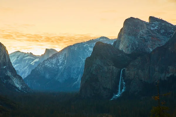 Изображение Восхода Солнца Йосемити Bridalveil Falls — стоковое фото