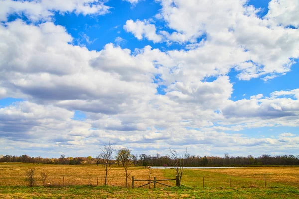 Изображение Ландшафта Открытых Сельхозугодий Ярким Небом Пушистыми Облаками — стоковое фото
