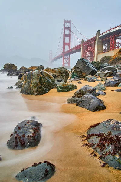 Immagine Della Spiaggia Sabbiosa Nella Nebbiosa Mattinata Golden Gate Bridge — Foto Stock
