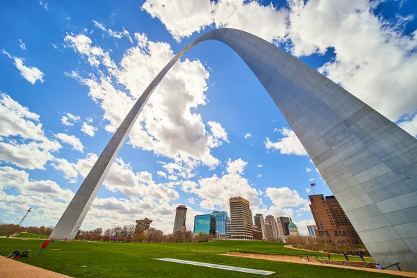 Bild Fantastisk Utsikt Över Gateway Arch Underifrån Med Skyline Bakgrunden — Stockfoto