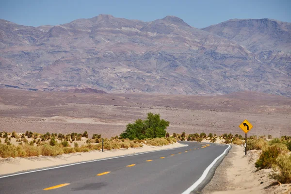 Bild Der Sandigen Wüstenstraße Die Die Berge Death Valley Führt — Stockfoto
