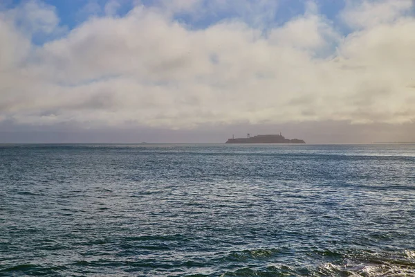 Изображение Залива Сан Франциско Островом Алькатрас Туманным Утром — стоковое фото