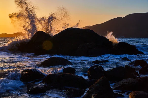 Okyanustaki Büyük Kayalıklarda Dalgaların Çarptığı Güneş Görüntüsü — Stok fotoğraf