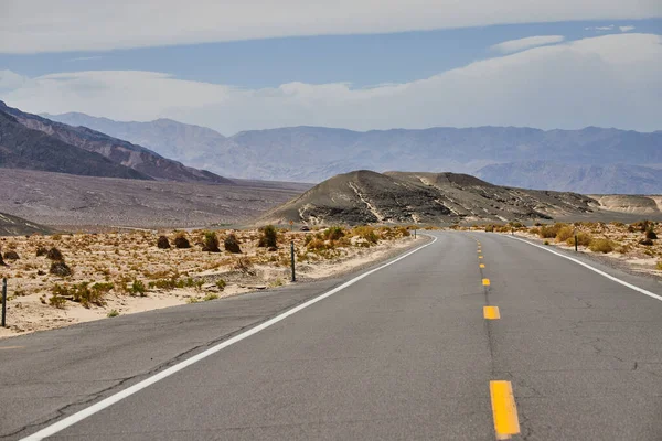 Bild Der Straße Durch Das Death Valley Umgeben Von Sandiger — Stockfoto