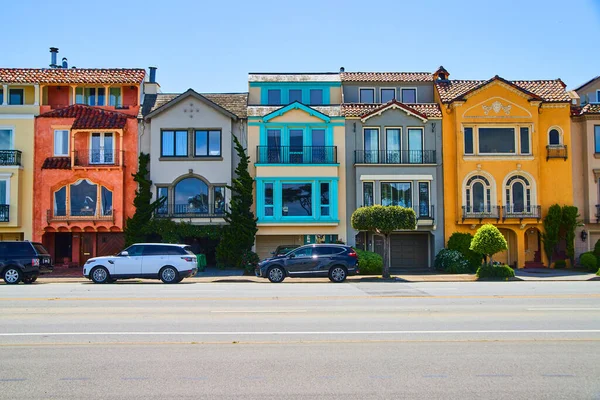 Wizerunek Row Kolorowych Kalifornijskich Domów Plaży — Zdjęcie stockowe