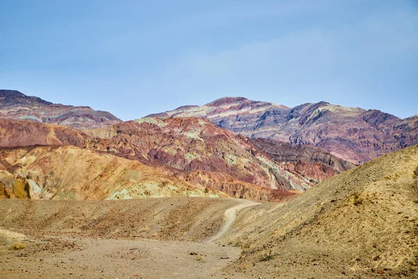 Imagem Caminho Para Montanhas Deserto Vale Morte Com Manchas Coloridas — Fotografia de Stock