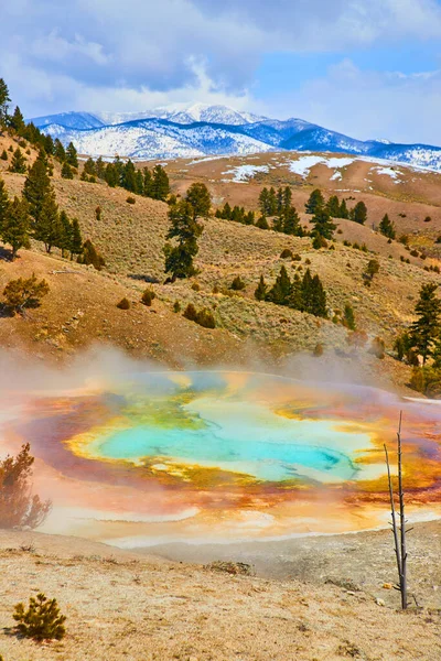 Bild Snöiga Berg Med Färgglada Gigantiska Varma Källor Vid Yellowstone — Stockfoto