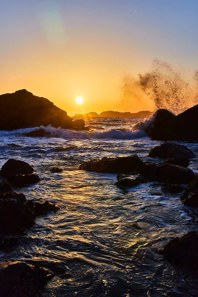 Obraz Zachodu Słońca Plaży Zachodnim Wybrzeżu Falami Rozbijającymi Się Skały — Zdjęcie stockowe
