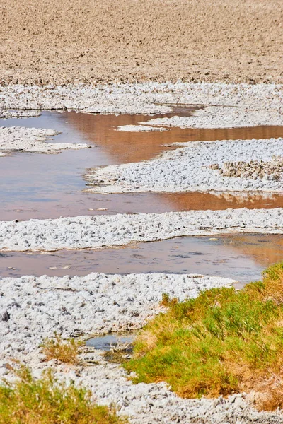 死の谷の砂漠における水と塩の形成のイメージ — ストック写真