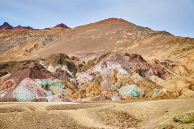 Ölüm Vadisi 'nin çarpıcı renkli dağlarının görüntüsü