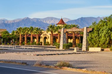 Ölüm Vadisi 'ndeki Çiftlik' e canlı giriş yapan Palmiye ağaçlarının görüntüsü