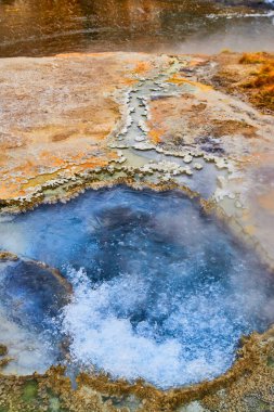 Nehre taşan şaşırtıcı kaynayan Yellowstone gayzerinin görüntüsü