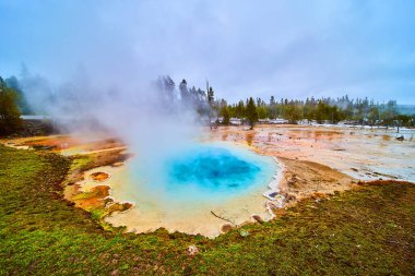 Yellowstone 'da sersemletici ve buharlı derin mavi havuz