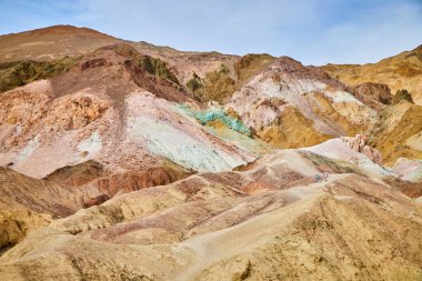 Death Valley Artist Drive 'daki renkli dağların büyük dalgalarının görüntüsü
